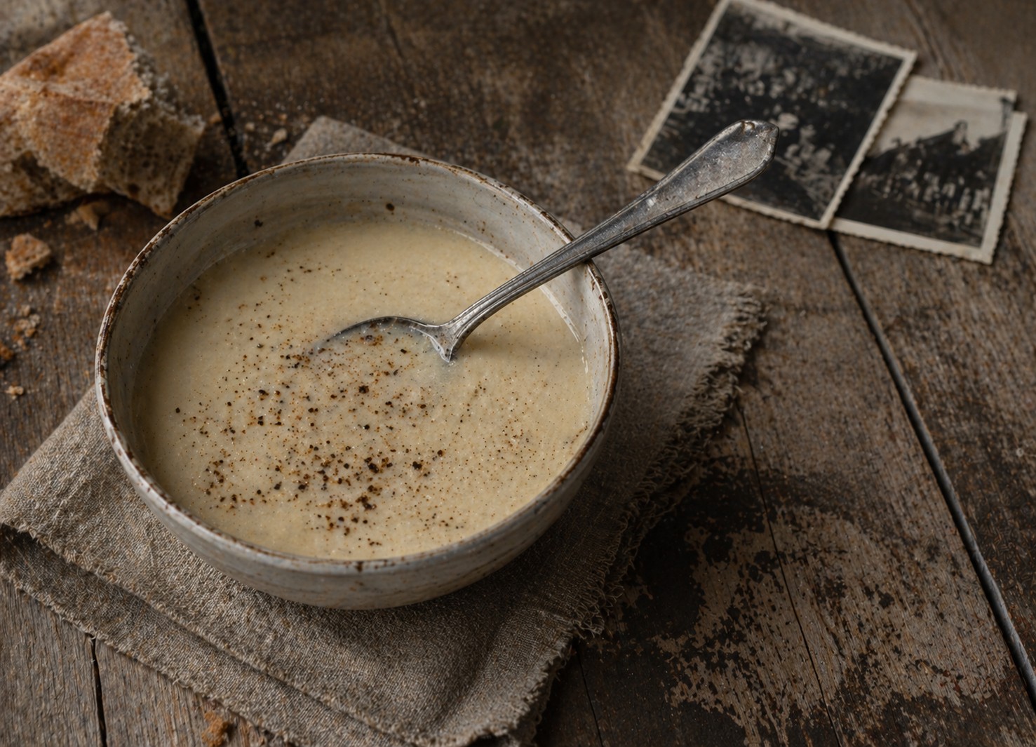 Brennsuppe – einfache Mehlsuppe in einem alten Topf, ländliche Küche, schlicht inszeniert