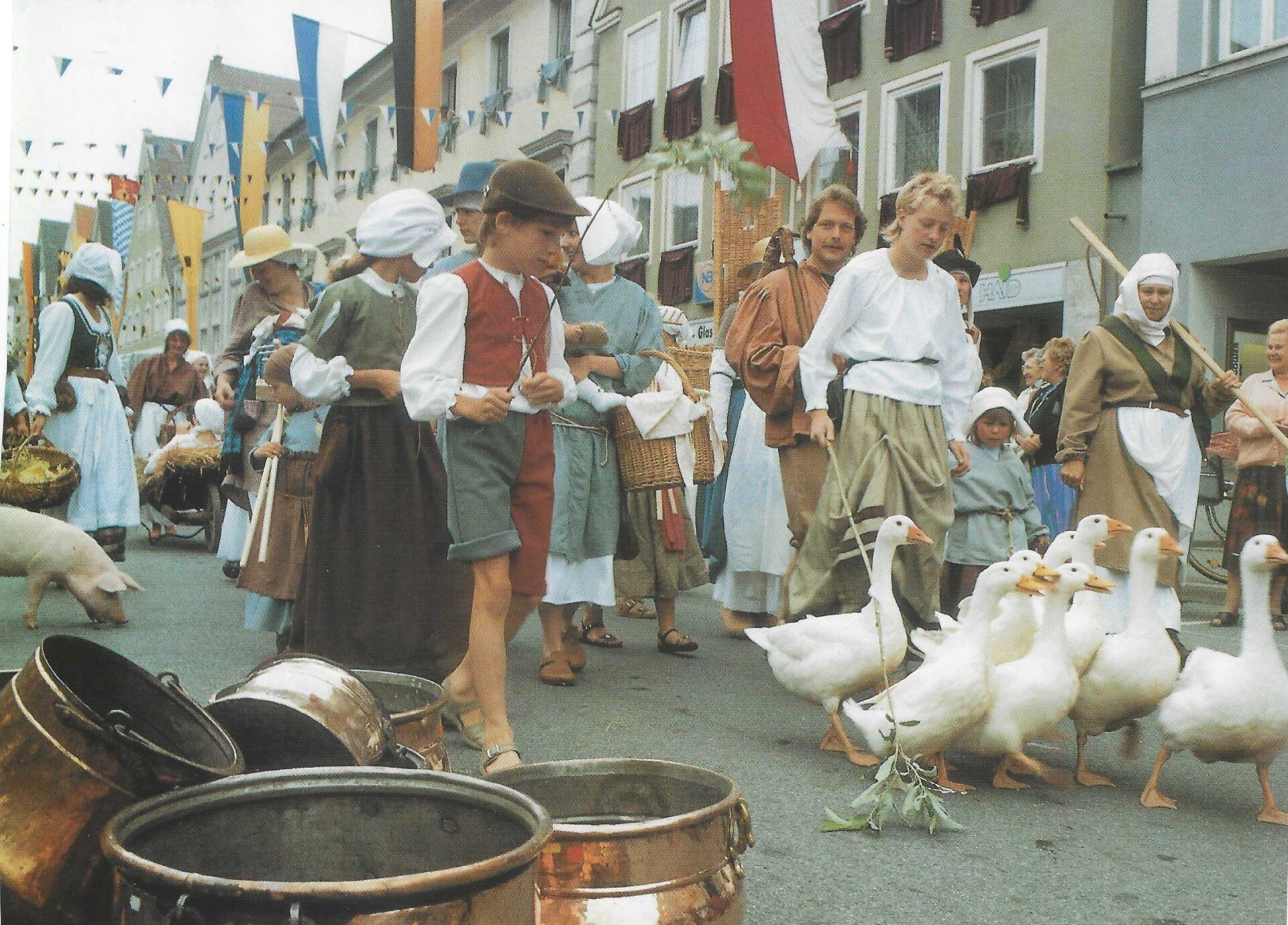 Historisch nachempfundener Bauernmarkt beim Frundsbergfest in Mindelheim mit Marktvolk, Gänsen und Küchengeräten.