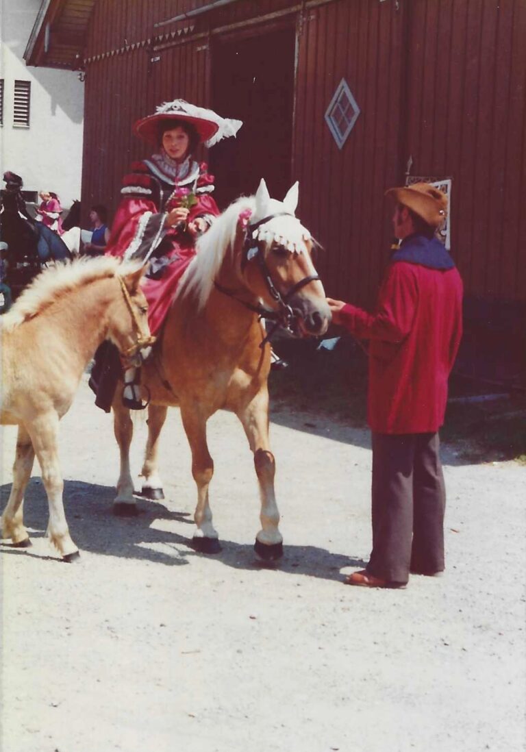 Historisch gekleidete Reiterin auf einer hellen Stute während des Frundsbergfestes in Mindelheim, 1976.