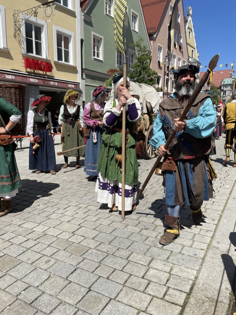 Historisch inspirierte Darstellungen im Umfeld des Frundsbergfestes in Mindelheim.