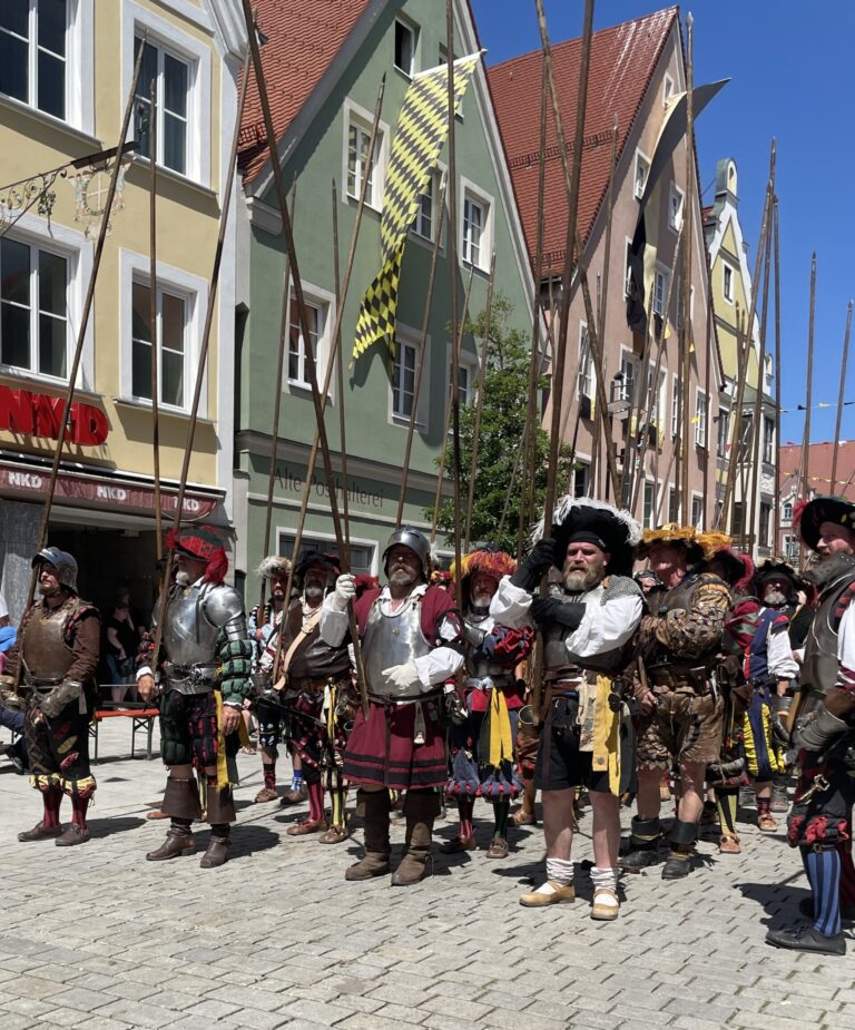 Historisch inspirierte Darstellungen im Umfeld des Frundsbergfestes in Mindelheim.