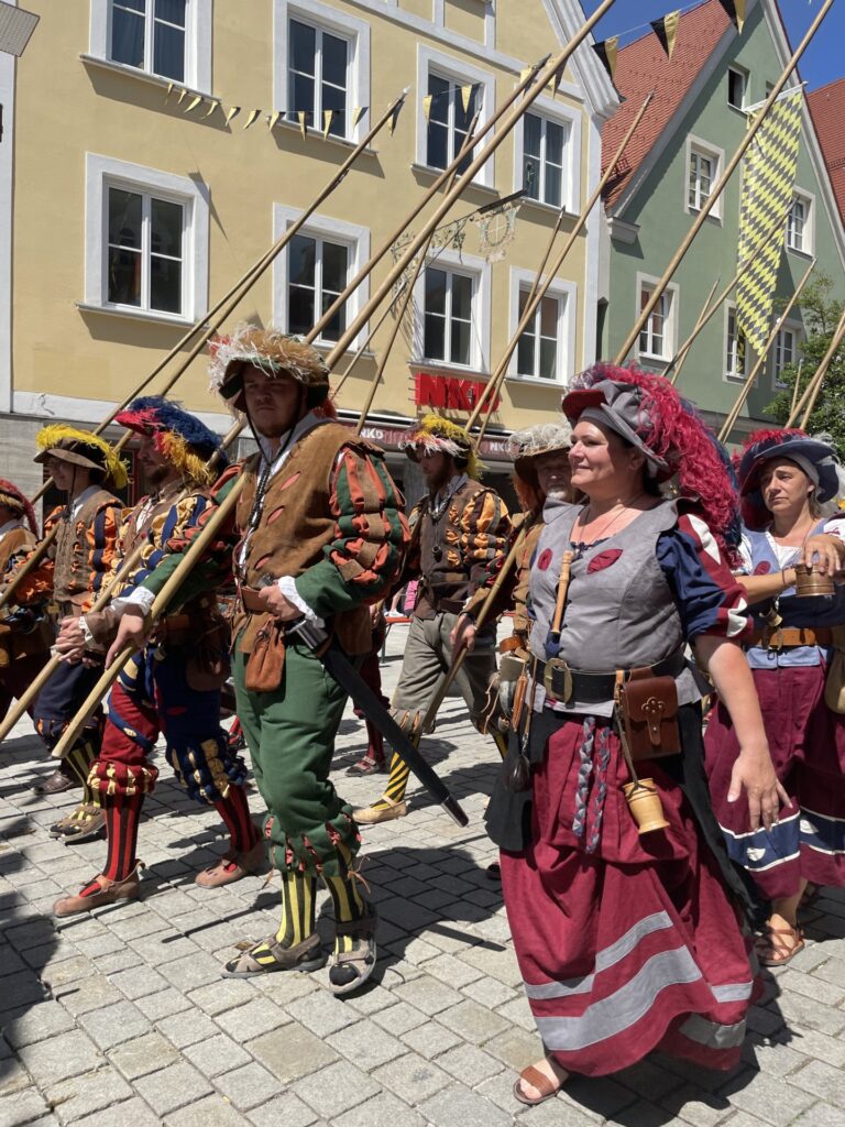 Historisch inspirierte Darstellungen im Umfeld des Frundsbergfestes in Mindelheim.
