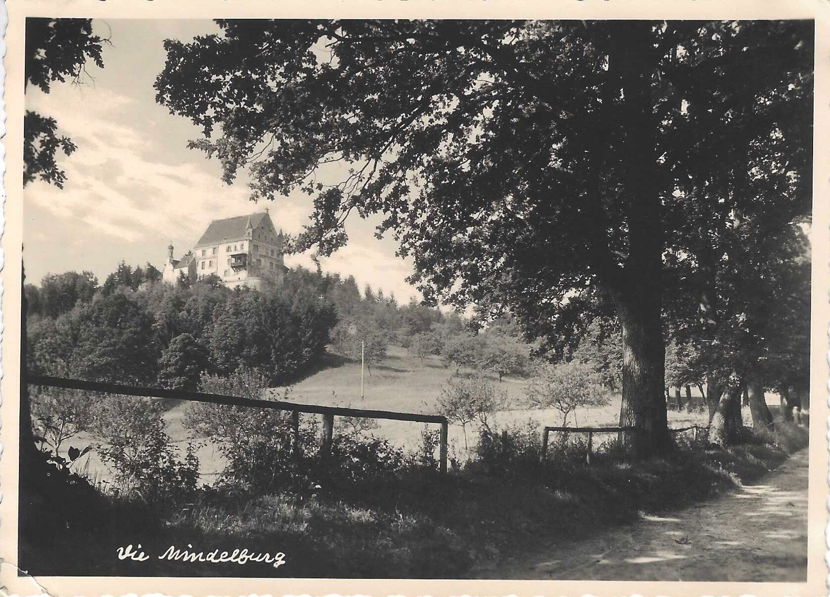 Historische Ansichtskarte der Mindelburg oberhalb von Mindelheim mit Blick auf die Burganlage und die umgebende Landschaft.