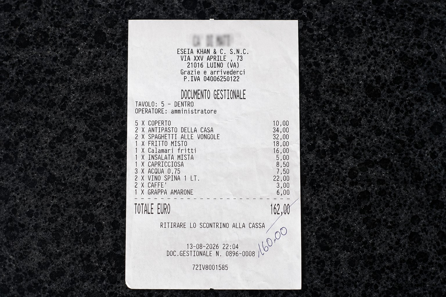 Restaurantrechnung in Italien mit Coperto und handschriftlich korrigiertem Rechnungsbetrag