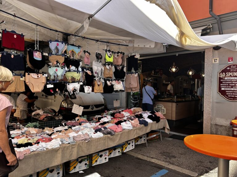 Verkaufsstände mit Kleidung und Alltagswaren auf dem Wochenmarkt von Luino