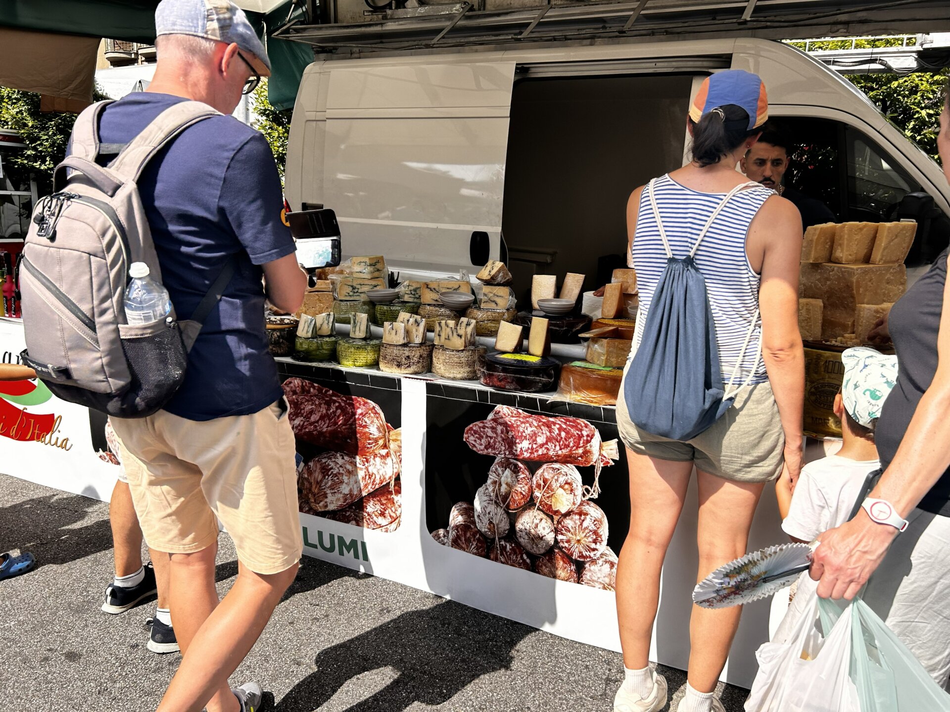 talienische Wurst- und Käsespezialitäten auf dem Markt von Luino