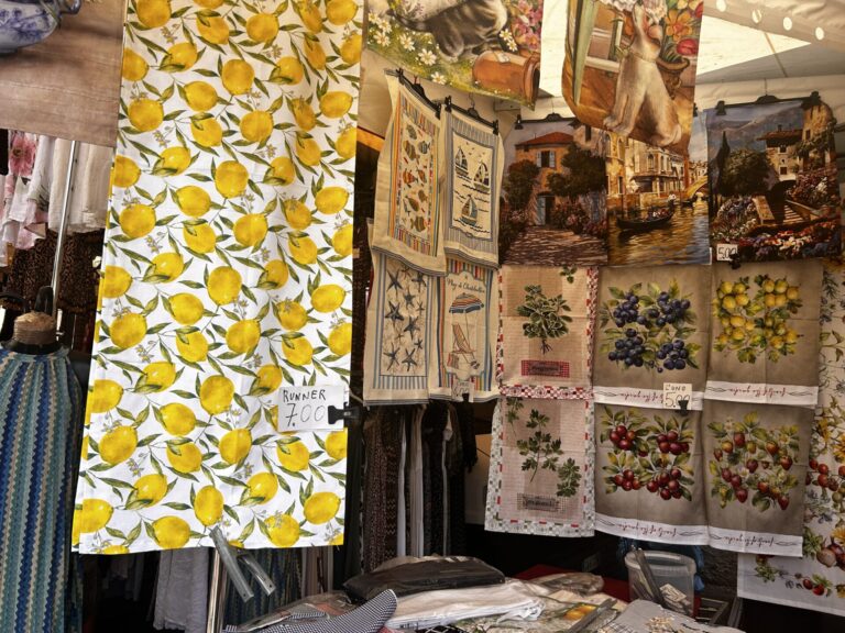 Verkaufsstände mit Kleidung und Alltagswaren auf dem Wochenmarkt von Luino