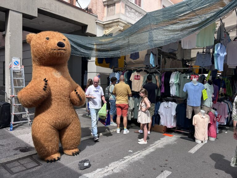 Verkaufsstände mit Kleidung und Alltagswaren auf dem Wochenmarkt von Luino