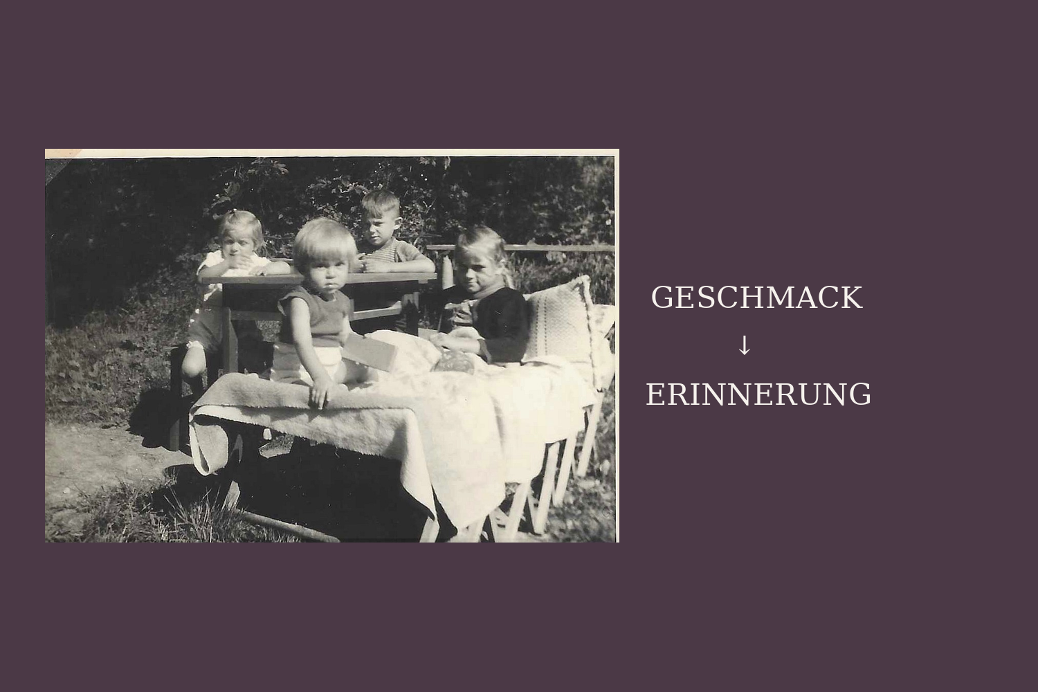 Historisches Schwarz-Weiß-Foto von vier Kindern im Freien auf auberginefarbenem Hintergrund. Rechts der Schriftzug „GESCHMACK → ERINNERUNG“.